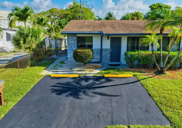 Listing Photo 3 - Condo for sale in building located at 837 NW 41st St, Oakland Park, FL 33309 - Unit #A-B