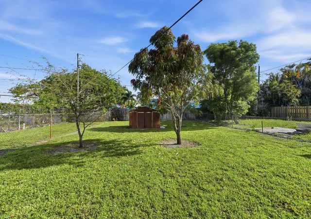 Listing Photo 5 - Condo for sale in building located at 837 NW 41st St, Oakland Park, FL 33309 - Unit #A-B
