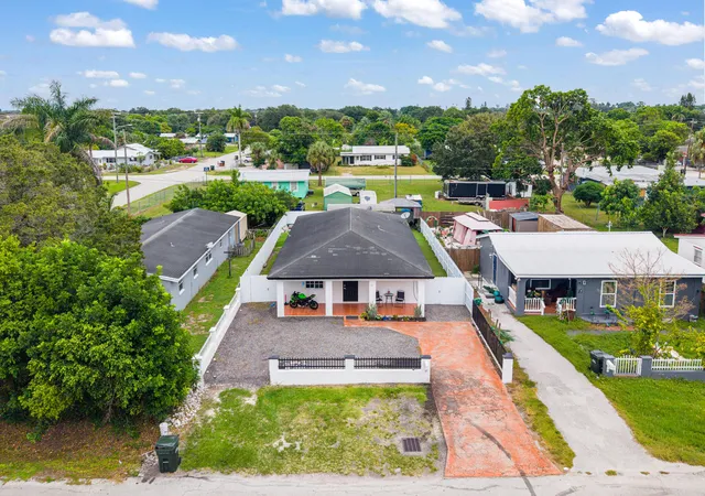 Single family home for sale at 347 W Haiti Ave, Clewiston, FL 33440 | MLS# B26084915