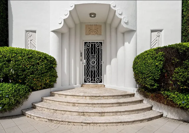 Photo 3 of Mansion for sale at 2631 S Flagler Dr, West Palm Beach, FL 33405 | MLS# B26084935 | Listing updated on 2026-10-07