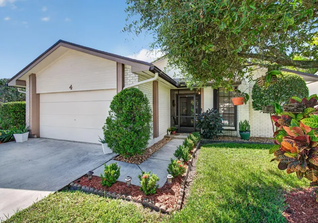 Single family home for sale at 4 Fawlkland Cir, Boynton Beach, FL 33426 | MLS# B26085173