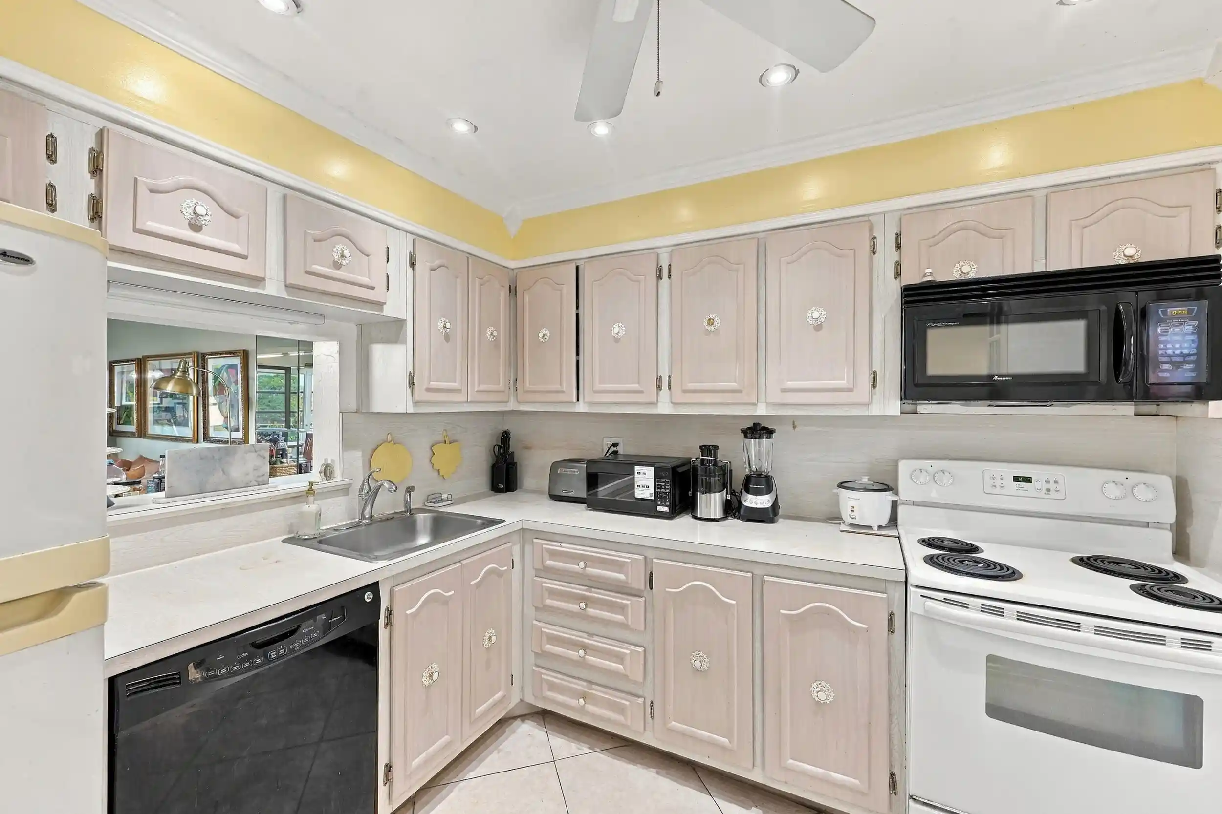 Listing Photo 1 - Condo for sale in 3940 Nw 42Nd Ave located at 3940 Nw 42Nd Ave, Lauderdale Lakes, FL 33319 - Unit #313