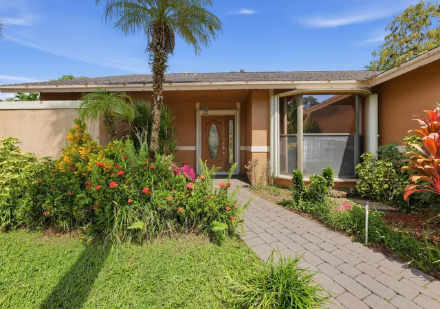 Photo 2 of Sale Pending at 835 Ivy Dr, Wellington, FL 33414 | MLS# B26085516 | Listing updated on 2026-10-10