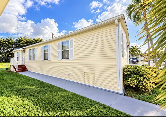 Photo 3 of Manufactured home for sale at 76 Plantation Blvd, Lake Worth, FL 33467 | MLS# B26085554 | Listing updated on 2026-10-07