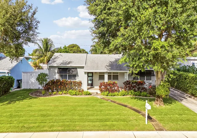 Photo 2 of Single family home for sale at 1111 N B St, Lake Worth Beach, FL 33460 | MLS# B26085619 | Listing updated on 2026-10-08