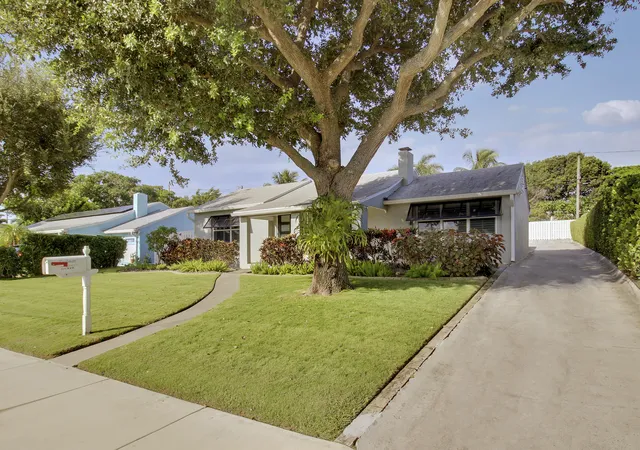 Photo 3 of Single family home for sale at 1111 N B St, Lake Worth Beach, FL 33460 | MLS# B26085619 | Listing updated on 2026-10-08
