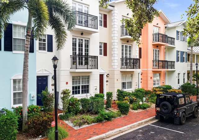 Townhouse for sale at 1009 W Heritage Clb Cir, Delray Beach, FL 33483 | MLS# B26085629