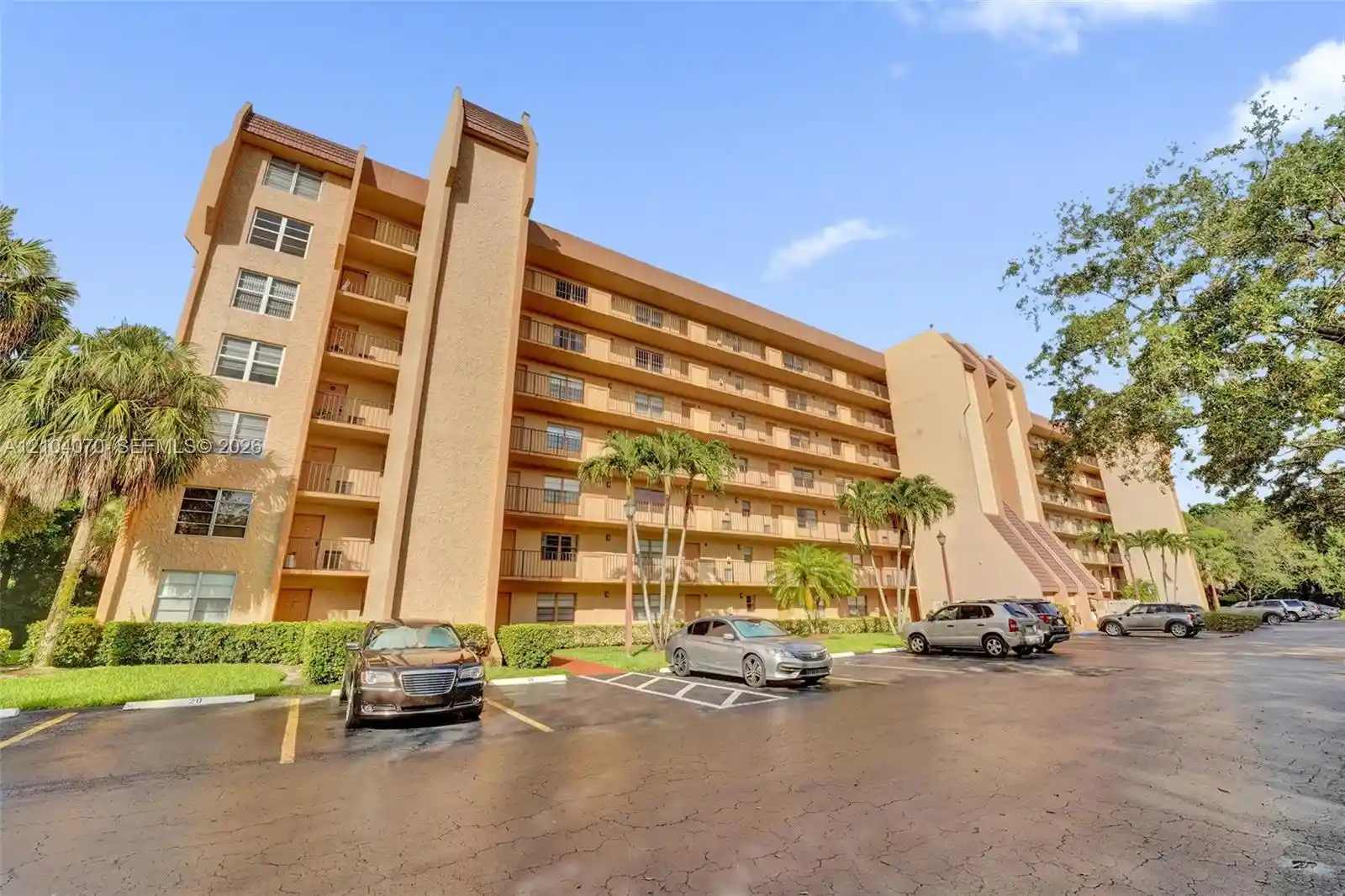 Listing Photo 1 - Condo for sale in 3001 W Rolling Hls Cir located at 3001 W Rolling Hls Cir, Davie, FL 33328 - Unit #702