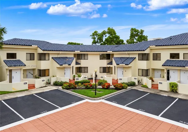 Townhouse for sale at 1657 NW 81st Way, Plantation, FL 33322 | MLS# A12104152