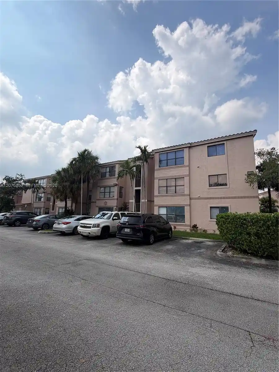 Listing Photo 1 - Condo for sale in 2926 S University Dr located at 2926 S University Dr, Davie, FL 33328 - Unit #6107