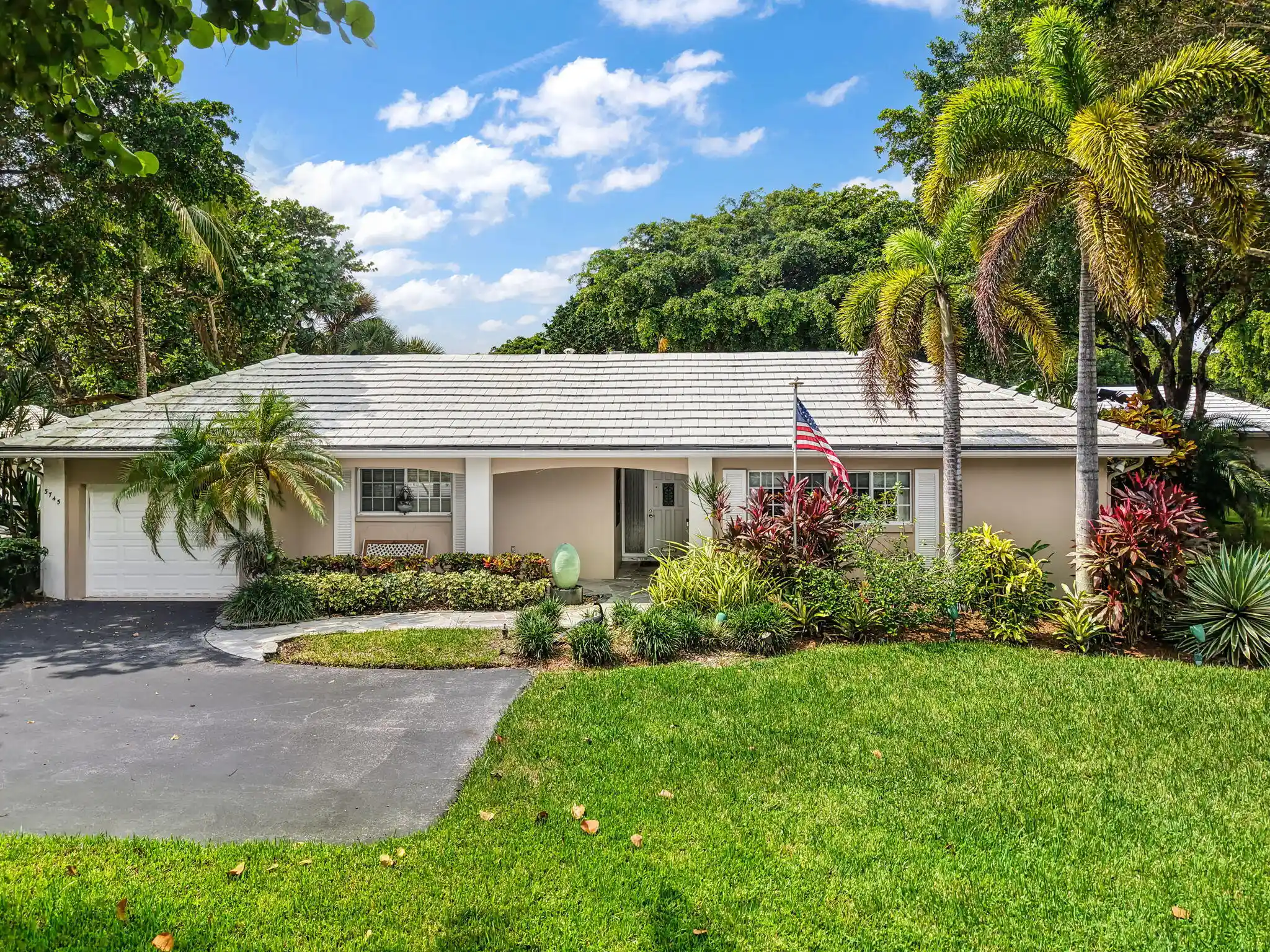 Single family home for sale at 3745 Oaks Clubhouse Dr #V-8, Pompano Beach, FL 33069 | MLS# B26087344