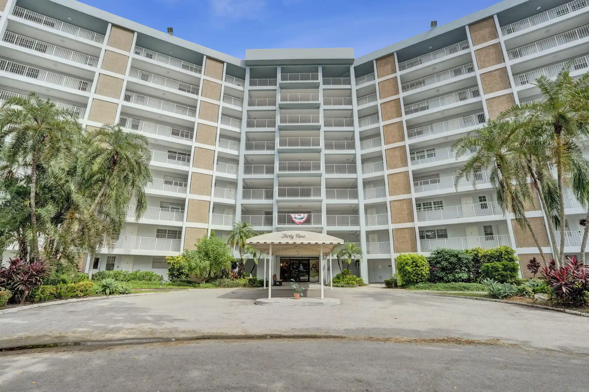 Listing Photo 1 - Condo for sale in 2940 N Crse Dr located at 2940 N Crse Dr, Pompano Beach, FL 33069 - Unit #401