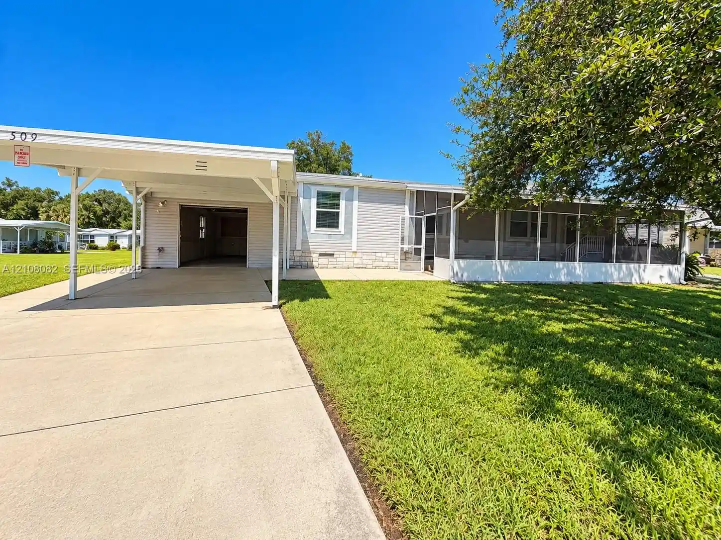 Manufactured home for sale at 409 NE 10th Avenue, Okeechobee, FL 34972 | MLS# A12108082