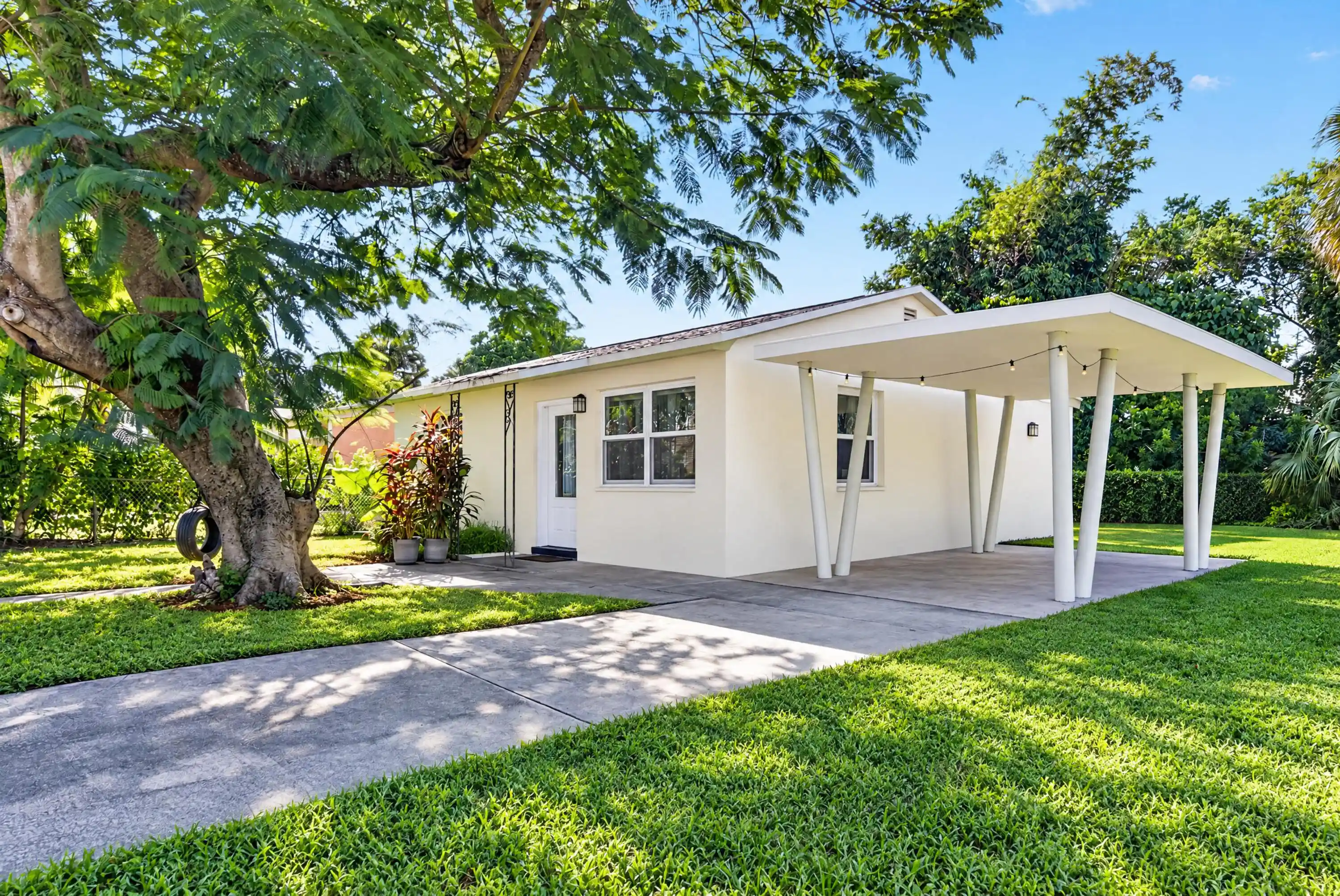 Single family home for sale at 1340 Longwood St, West Palm Beach, FL 33401 | MLS# B26090176