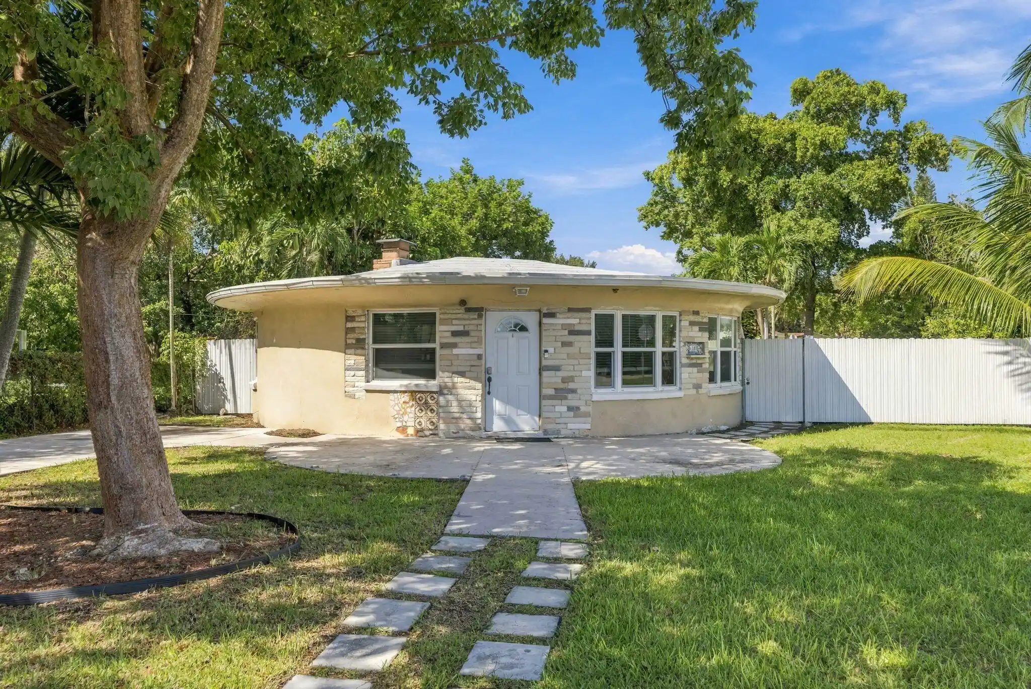 Single family home for sale at 6100 Hayes St, Hollywood, FL 33024 | MLS# B26091344
