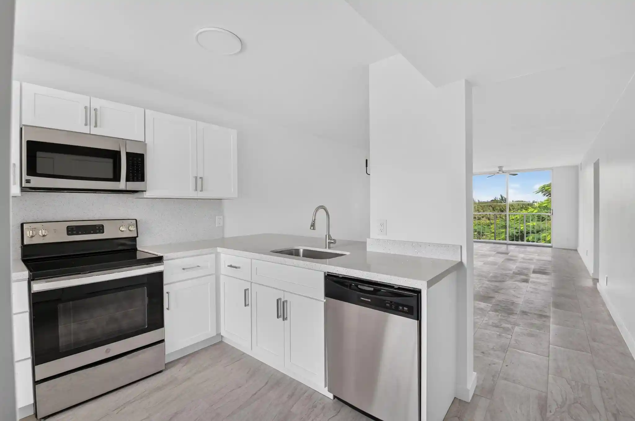 Listing Photo 1 - Condo for sale in 7145 Huntington Ln located at 7145 Huntington Ln, Delray Beach, FL 33446 - Unit #408