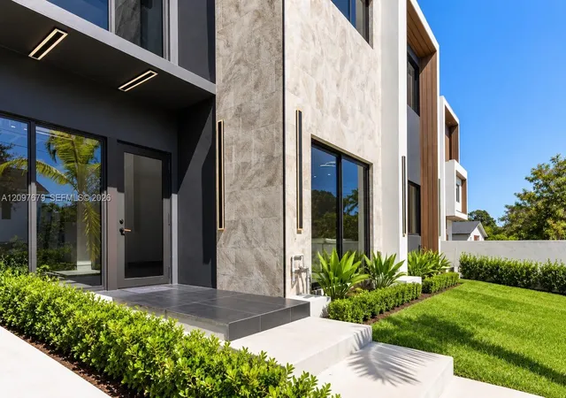 Townhouse for sale at 843 SW 14th Court, Fort Lauderdale, FL 33315 | MLS# A12097679