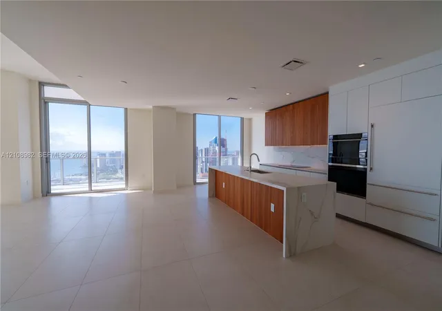 Listing Photo 1 - Condo for sale in building located at 1400 Biscayne Blvd, Miami, FL 33132 - Unit #PH5202