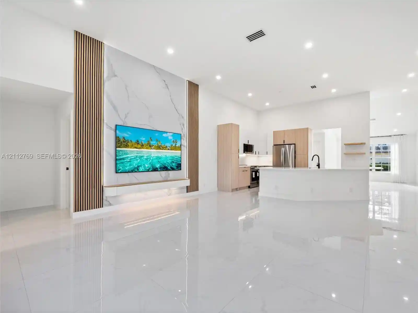 Photo 1 of Single family home for sale at 816 Crestview Cir, Weston, FL 33327 | MLS# A12112769 | Listing updated on 2026-10-30