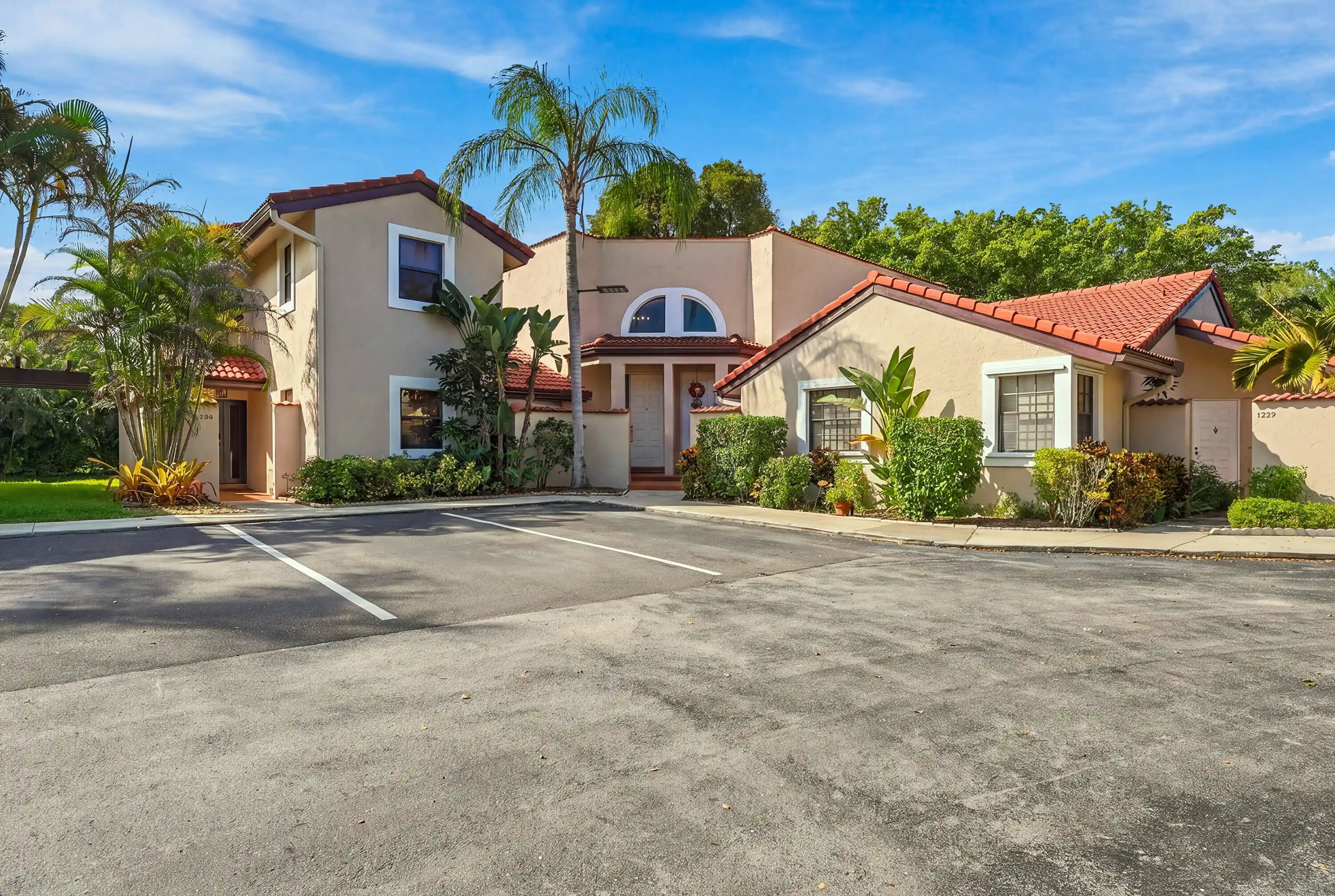Townhouse for sale at 9313 W Sunrise Blvd, Plantation, FL 33322 | MLS# B26092897