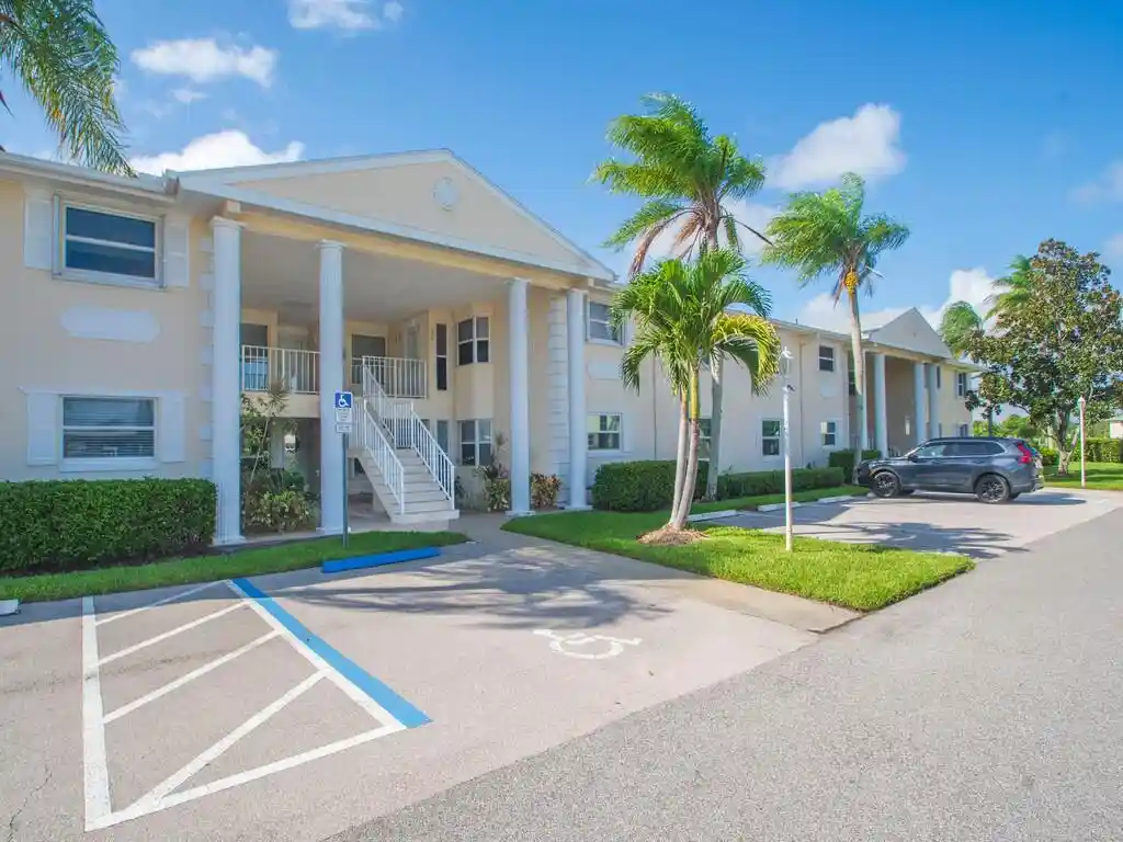 Condo for sale at 655 W Lake Jasmine Cir, Vero Beach, FL 32962 | MLS# B26093316