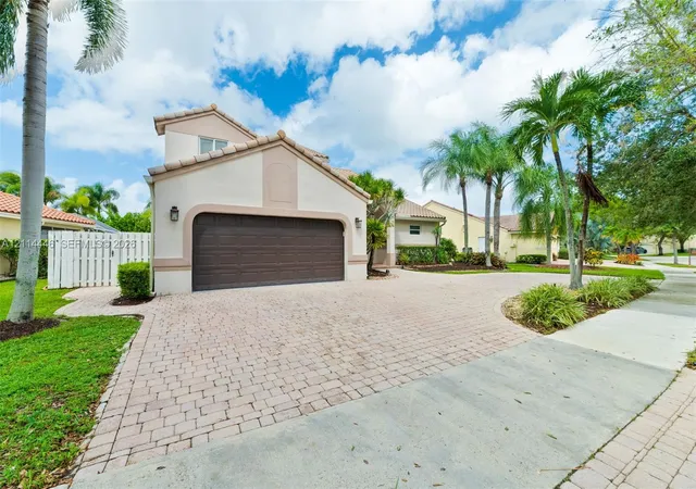 Photo 2 of Single family home for sale at 651 Verona Pl, Weston, FL 33326 | MLS# A12114446 | Listing updated on 2026-10-30