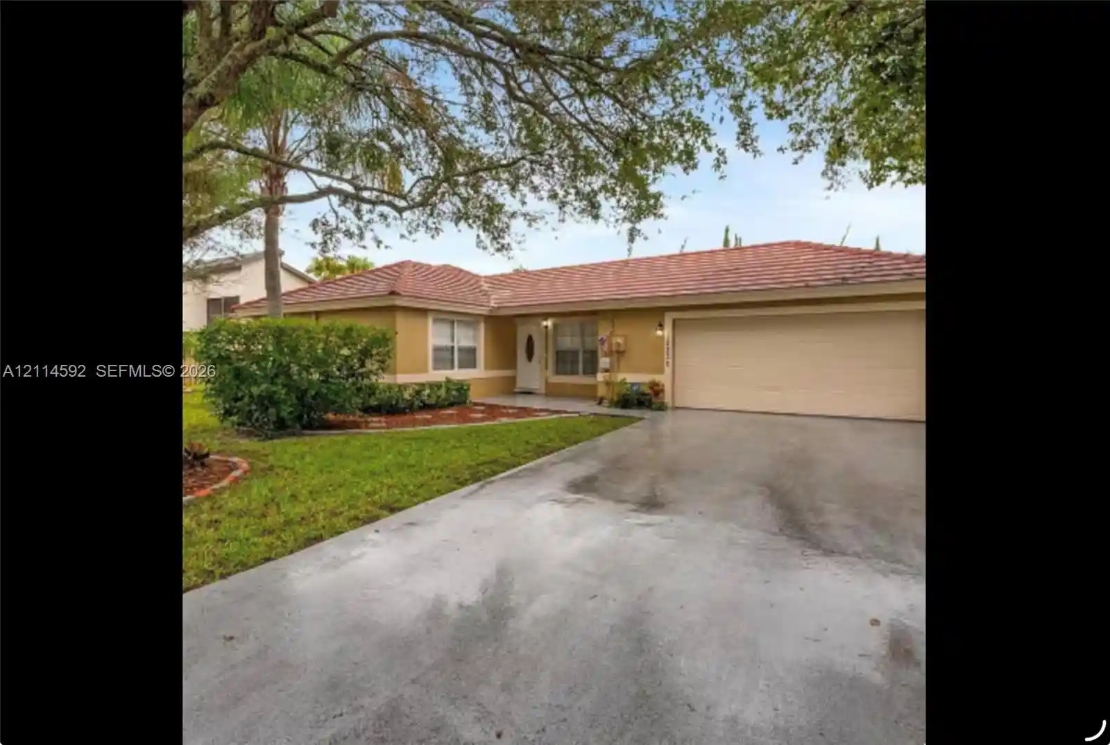Single family home for sale at 12230 Dartmoor Dr, Wellington, FL 33414 | MLS# A12114592