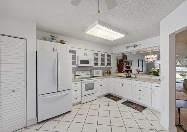 Listing Photo 5 - Condo for sale in building located at 7365 N Devon Dr, Tamarac, FL 33321 - Unit #103