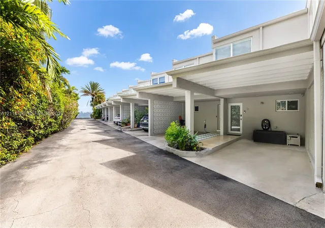 Listing Photo 3 - Condo for sale in building located at 6011 N Bayshore Dr, Miami, FL 33137 - Unit #9