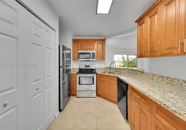 Listing Photo 5 - Condo for sale in building located at 3453 Nw 44Th St, Oakland Park, FL 33309 - Unit #107