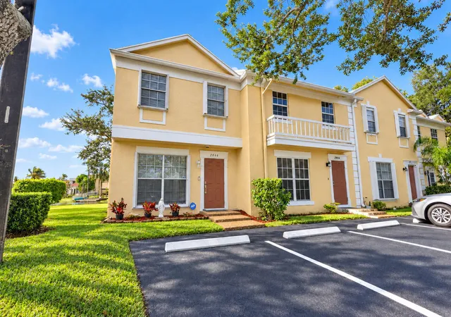 Photo 2 of Townhouse for sale at 2844 S Edgehill Ln #2844, Hollywood, FL 33026 | MLS# B26094388 | Listing updated on 2026-10-30