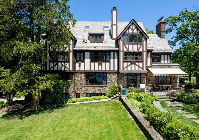Photo 3 of Sale Pending at 6 Shore Rd, Rye, NY 10580 | MLS# H6183616 | Listing updated on 2025-12-30