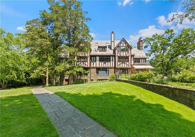 Photo 4 of Sale Pending at 6 Shore Rd, Rye, NY 10580 | MLS# H6183616 | Listing updated on 2025-12-30