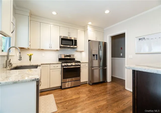 Photo 3 of Single family home for sale at 28 Top O The Ridge Dr, New Rochelle, NY 10583 | MLS# H6195042 | Listing updated on 2026-10-09