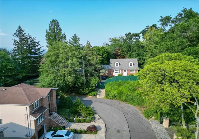 Photo 3 of Sale Pending at 71 Wadsworth Rd, Staten Island, NY 10305 | MLS# H6266002 | Listing updated on 2024-11-15