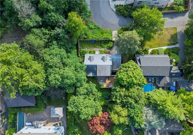 Photo 4 of Sale Pending at 71 Wadsworth Rd, Staten Island, NY 10305 | MLS# H6266002 | Listing updated on 2024-11-15