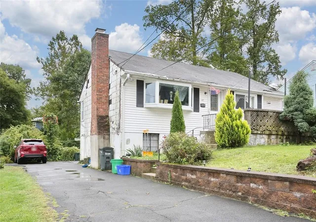 Photo 4 of Sale Pending at 67 Capt Shankey Dr, Garnerville, NY 10923 | MLS# H6271050 | Listing updated on 2024-11-15