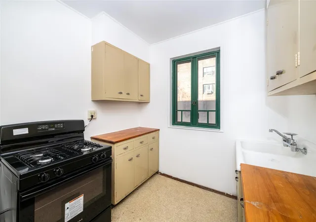 Photo 4 of Sale Pending at 2120 E Tremont Ave #4F, New York, NY 10462 | MLS# H6273801 | Listing updated on 2026-07-31
