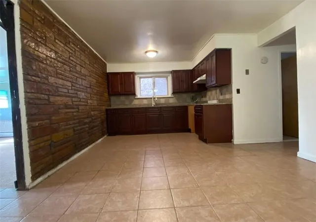 Photo 4 of Sale Pending at 1779 Edenwald Ave, Bronx, NY 10466 | MLS# H6283094 | Listing updated on 2024-12-04