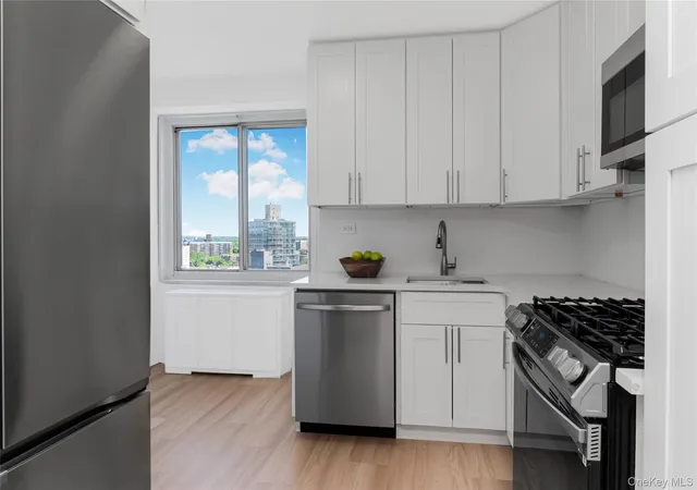 Photo 1 of Condo for sale at 3333 Henry Hudson Pkwy #21R, New York, NY 10463 | MLS# H6288199 | Listing updated on 2026-10-01