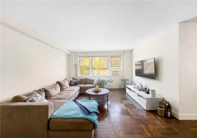 2nd image of 3725 Henry Hudson Pkwy #2FG, Bronx, NY 10463 | MLS# H6305417