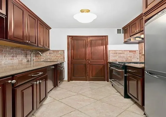 Photo 3 of Sale Pending at 4 W 109 St #4F, New York, NY 10025 | MLS# H6308742 | Listing updated on 2024-12-03