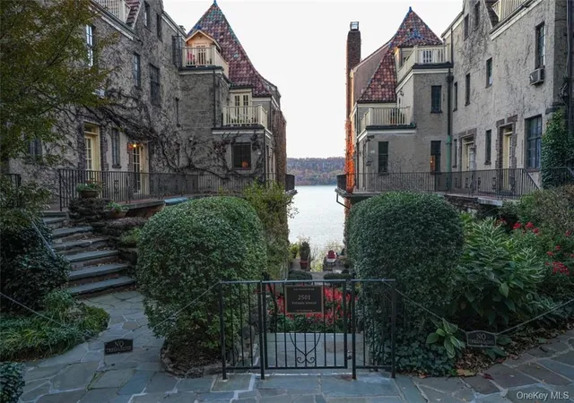 Photo 2 of Sale Pending at 2501 Palisade Ave #E3, Bronx, NY 10463 | MLS# H6309902 | Listing updated on 2026-03-10