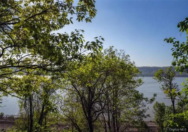 Photo 3 of Sale Pending at 2501 Palisade Ave #E3, Bronx, NY 10463 | MLS# H6309902 | Listing updated on 2026-03-10