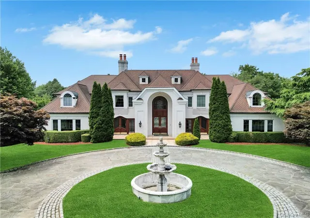 1st image of 4 Old Wagon Ln, Old Westbury, NY 11568 | MLS# H6318594