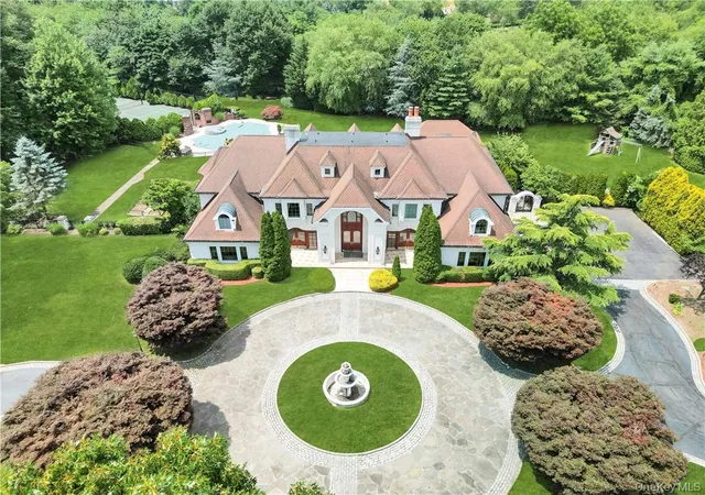 2nd image of 4 Old Wagon Ln, Old Westbury, NY 11568 | MLS# H6318594