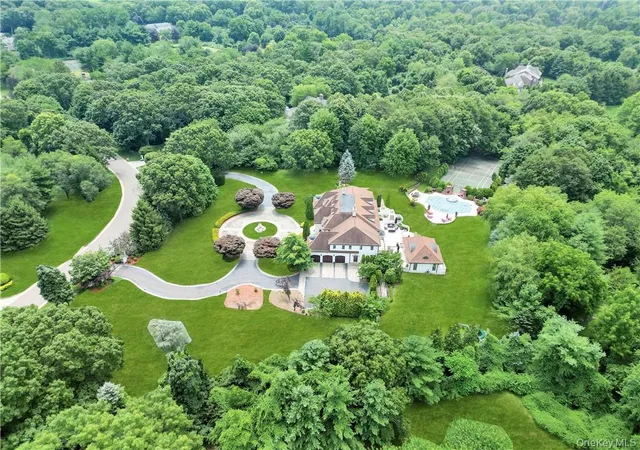 Photo 3 of Mansion for sale at 4 Old Wagon Ln, Old Westbury, NY 11568 | MLS# H6318594 | Listing updated on 2026-09-03