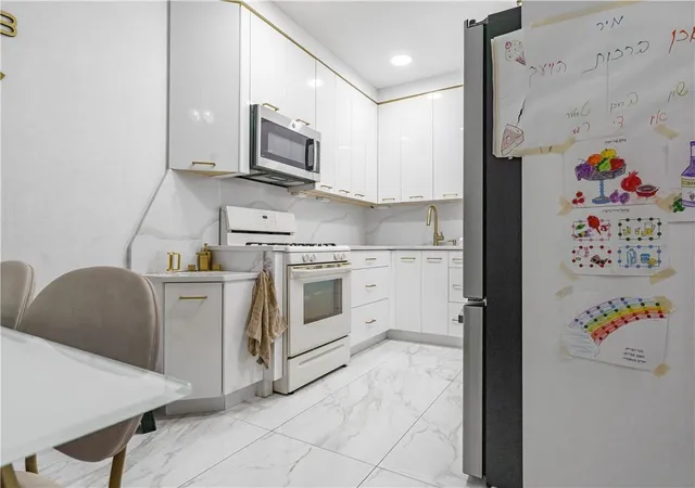 Photo 3 of Sale Pending at 764 Kent Ave #2, Brooklyn, NY 11249 | MLS# H6319616 | Listing updated on 2025-01-27