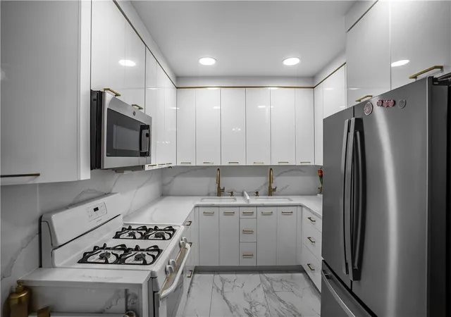 Photo 4 of Sale Pending at 764 Kent Ave #2, Brooklyn, NY 11249 | MLS# H6319616 | Listing updated on 2025-01-27