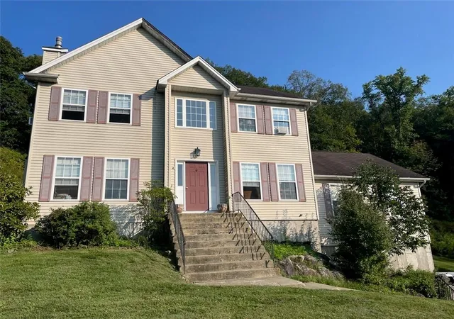 Single Family Residence at 41 Hickory Rd, Sloatsburg, NY 10974 | MLS# H6326212 | | Sold on 2025-12-05